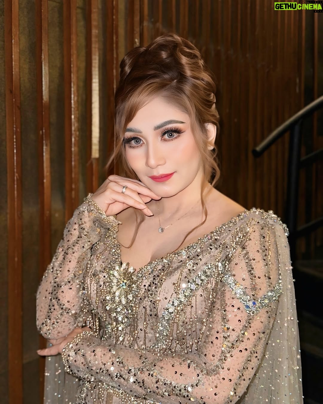 Baby Margaretha - 3 Likes - " Real beauty is not about looks, it's about being a good person "
MUA @yanie_naya
Attire @tinongkebaya11
#babymargaretha #tinongkebaya #yanienaya #makeuplook #nightgown #glamourmakeup #glamoursgown #nightevent #attire #demajestic #mmgti