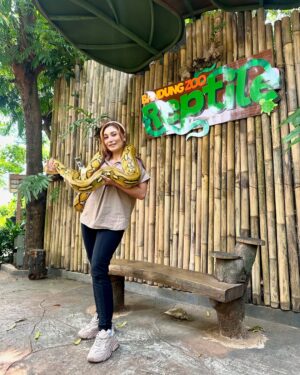 Baby Margaretha Instagram - Hallo Sabazoo! 

Hari ini seru banget bisa jalan-jalan sambil belajar dan berkenalan dengan satwa - satwa di Bandung Zoo 🦒🐘🦜🦚
Senang sekali bisa kenalan dengan Salmah si Gajah sumatra cantik🐘, Nakula, Sadewa dan Valen si Binturong gemas, burung - burung yang cantik juga si Ular dengan warna platinum nya 🐍
Jerapah dan Rusa🦒🦌

Kapan lagi bisa rekreasi sambil Healing di tengah kota Bandung, yuk langsung aja dateng ke @bandung_zoo 🦁

📍 @bandung_zoo 🕊️🦩
Jl. Kebun Binatang No.6, Lb. Siliwangi, Kecamatan Coblong, Kota Bandung, Jawa Barat 40132

BANDUNG ZOO tetap BUKA dan beroperasi seperti biasa yaa!
Dengan Jam Operasional mulai pukul 09-00 - 16.00 dan pembelian tiket terakhir pukul 15.30.
Silahkan berkunjung🦁

#bandungzoo #RekreasiSerudiBandungZoo  #kebunbinatangbandung #florafauna #satwa #bandungplacetogo #wisatabandung #bandunghits