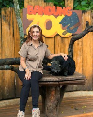 Baby Margaretha Instagram - Hallo Sabazoo! 

Hari ini seru banget bisa jalan-jalan sambil belajar dan berkenalan dengan satwa - satwa di Bandung Zoo 🦒🐘🦜🦚
Senang sekali bisa kenalan dengan Salmah si Gajah sumatra cantik🐘, Nakula, Sadewa dan Valen si Binturong gemas, burung - burung yang cantik juga si Ular dengan warna platinum nya 🐍
Jerapah dan Rusa🦒🦌

Kapan lagi bisa rekreasi sambil Healing di tengah kota Bandung, yuk langsung aja dateng ke @bandung_zoo 🦁

📍 @bandung_zoo 🕊️🦩
Jl. Kebun Binatang No.6, Lb. Siliwangi, Kecamatan Coblong, Kota Bandung, Jawa Barat 40132

BANDUNG ZOO tetap BUKA dan beroperasi seperti biasa yaa!
Dengan Jam Operasional mulai pukul 09-00 - 16.00 dan pembelian tiket terakhir pukul 15.30.
Silahkan berkunjung🦁

#bandungzoo #RekreasiSerudiBandungZoo  #kebunbinatangbandung #florafauna #satwa #bandungplacetogo #wisatabandung #bandunghits