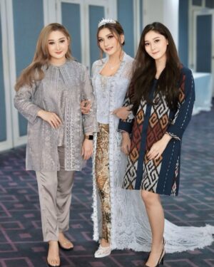 Baby Margaretha Instagram - Growing up together ❤️
Siblings the ultimate team..

The Sisters @chantfelicia x regitakremer
MUA @anneprima_makeup x @safalavienawedding 
Attire @safalavienawedding 
Hair Do @ayu_berindang 
Wardrobe @resshapratiwi18 
Photo @fael_photoart 

#littlesister #siblings #sisters #BridalPhotoshoot #IndonesianWedding #kebaya #makeuplook #traditionalwedding #makeupdetails #safalavienawedding #whitedress #photomodel #bridalmodel #indonesianmodel #babymargaretha #beautifulinwhite #chantfelicia #regitakremer