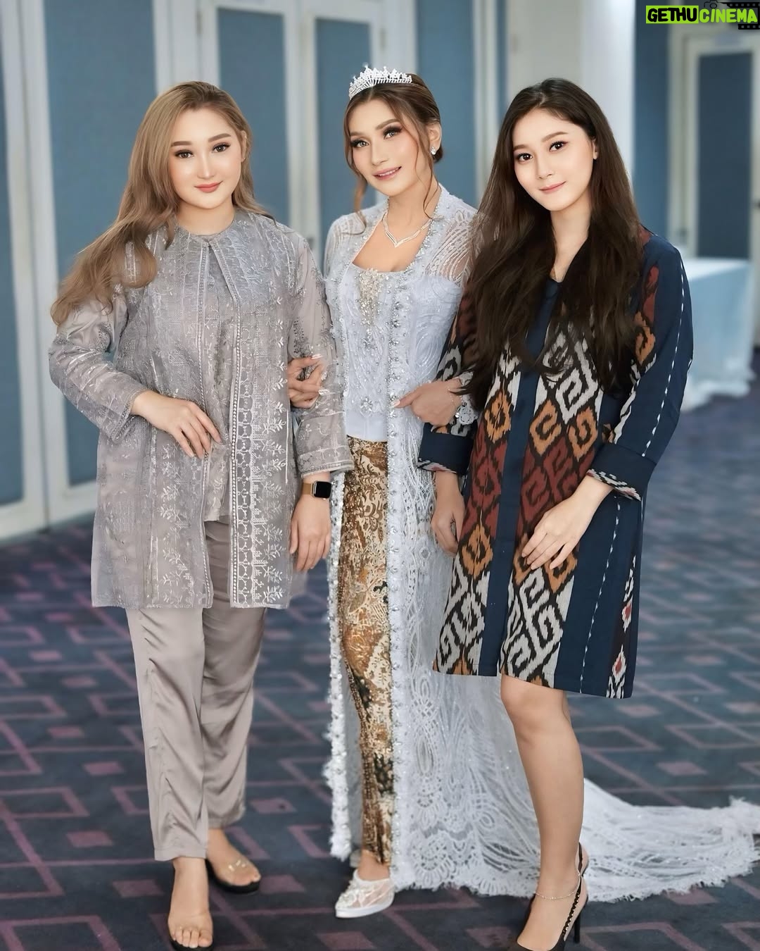Baby Margaretha - 3 Likes - Growing up together ā¤ļø
Siblings the ultimate team..
The Sisters @chantfelicia x regitakremer
MUA @anneprima_makeup x @safalavienawedding
Attire @safalavienawedding
Hair Do @ayu_berindang
Wardrobe @resshapratiwi18
Photo @fael_photoart
#littlesister #siblings #sisters #BridalPhotoshoot #IndonesianWedding #kebaya #makeuplook #traditionalwedding #makeupdetails #safalavienawedding #whitedress #photomodel #bridalmodel #indonesianmodel #babymargaretha #beautifulinwhite #chantfelicia #regitakremer