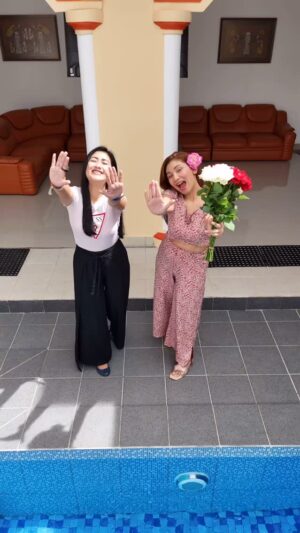 Baby Margaretha Instagram - Keseruan weekend kali ini seru bangett di @mano_garden_villa 🧡
bisa petik Strawberry🍓 , Anggur🍇, Lemon🍋 dan Bunga Mawar🌹
Villa nya juga ga kalah nyaman homey banget berasa rumah sendiri dengan udara yang sejuk dan fasilitas yang Superrrr Lengkappp!!! 😍

Fasilitas Villa :

* Cafe
* Resto
* Villa 2 lantai
* Family Room
* Kolam Renang
* Karaoke
* WIFI
* water heater
* Alat barbeque
* dapur lengkap
* free 4 extra bed
* parkiran luas

Perkebunan : 

* Lemon
* Anggur
* Strawberry 
* Bunga Mawar
* sayur2an lengkap

📍 @mano_garden_villa 🧡
Jalan Manoko 48, Lembang Bandung Jawa Barat

Big Thanks to : 
Videographer & Editor @armdana1 🎬📸

#mano #manovilla #manogardenvilla #babymargaretha #indonesianmodel #reviewvilla #reviewvillabandung #bandungplacetogo #lembang #bandung #instalike #instatravel #villa #villabandung #villalembang