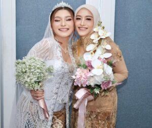 Baby Margaretha Instagram - Unbreakable bond, infinite laughter 🤍

Partner  @myleeshaki_ 🤍
MUA @anneprima_makeup x @safalavienawedding 
Attire @safalavienawedding 
Hair Do @ayu_berindang 
Wardrobe @resshapratiwi18 
Photo @fael_photoart 

#BridalPhotoshoot #IndonesianWedding #kebaya #makeuplook #traditionalwedding #makeupdetails #safalavienawedding #whitedress #photomodel #bridalmodel #indonesianmodel #babymargaretha #beautifulinwhite
