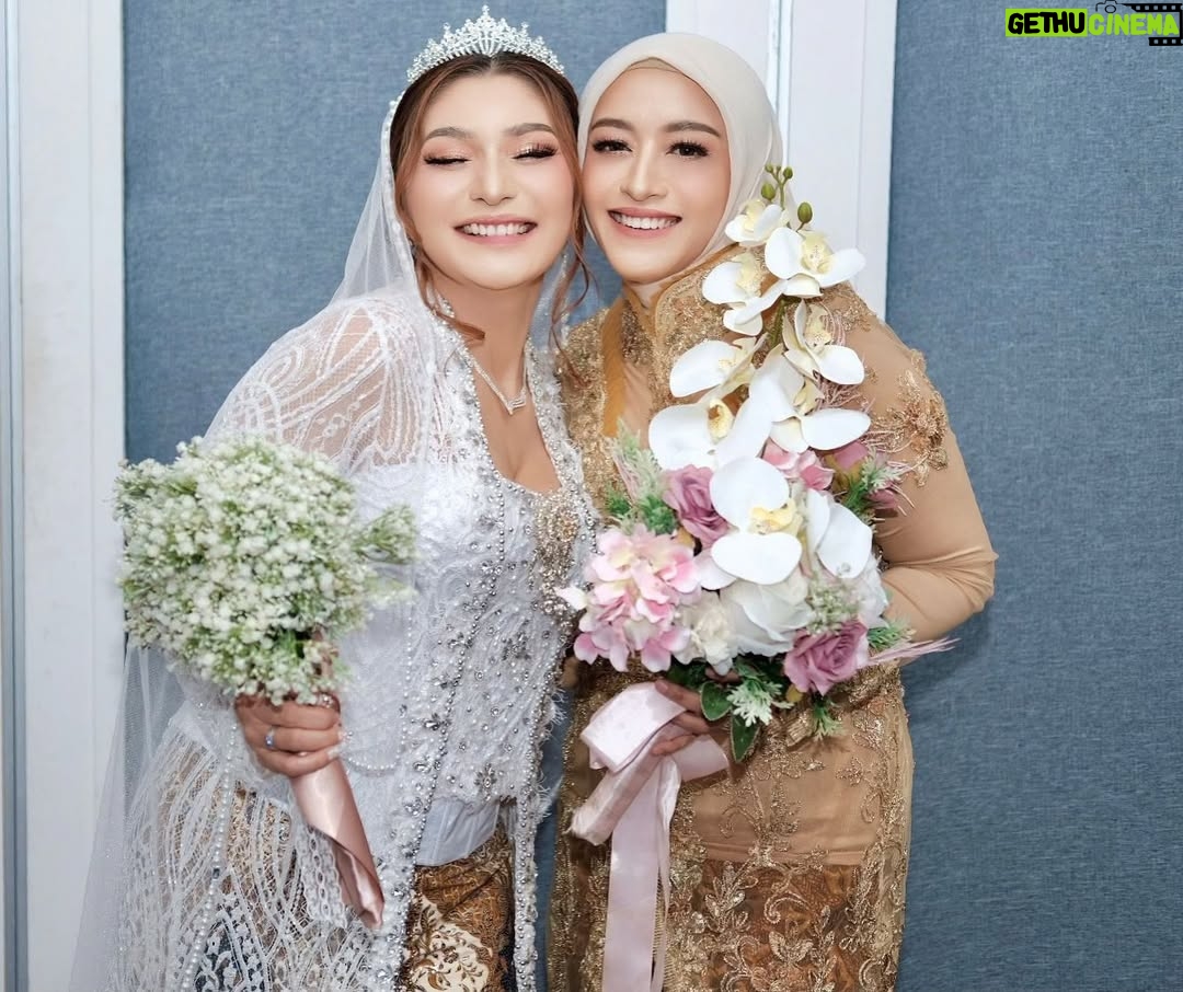 Baby Margaretha - 3 Likes - Unbreakable bond, infinite laughter š¤
Partner @myleeshaki_ š¤
MUA @anneprima_makeup x @safalavienawedding
Attire @safalavienawedding
Hair Do @ayu_berindang
Wardrobe @resshapratiwi18
Photo @fael_photoart
#BridalPhotoshoot #IndonesianWedding #kebaya #makeuplook #traditionalwedding #makeupdetails #safalavienawedding #whitedress #photomodel #bridalmodel #indonesianmodel #babymargaretha #beautifulinwhite