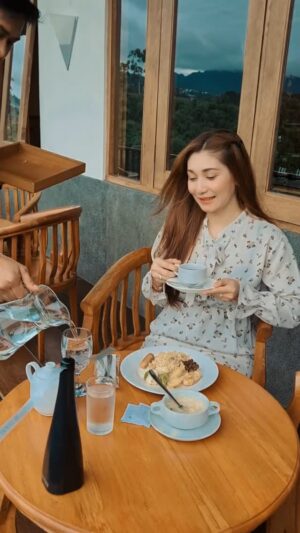 Baby Margaretha Instagram - [ Save & Share ] @sangria_resortspa ✨
Healing Hidden Terbaik 🔥
One of Best Resort in Lembang Bandung 🌿🌻🫧

Suite Room super comfy dengan View Balkon yang sangat Indah dan Jacuzzi Air hangat didalamnya dengan View Super Indah dan Fasilitas Super lengkap!! 💯

Disini juga bisa lihat View Bandung yang cantik dengan infinity Pool nya terbaik dgn kolam Jacuzzi Air Hangat dan kamu bisa Relax di @the_spa 🧖🏻‍♀️🫧

Cocok untuk Honeymoon dan Staycation bersama Keluarga 😍
Pelayanan Terbaik💯
Free Compliment [CarWash] 🚙💦

@sangria_resortspa 
📍 Jalan Holtikultura No 88, Jayagiri, Kec.Lembang, Kab.Bandung ,Jawa Barat.

Big Thanks to :
Videographer & Editor @armdana1 🎬📸

#sangriaresortandspa #hotelreview #sangria #resort #staycation #healing #honeymoon #bandungplacetogo #instalike #instagram #infinitypool #jacuzzi #infohotel #wisatabandung #instatravel #instago #instagramreels #hotellembang #bandung #babymargaretha
