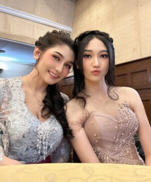 Baby Margaretha Instagram - Ada tiga hal yang tidak bisa dipaksakan : 
Hati, Takdir, Mandi...

#minime
#momanddaughter 
#photogram 
#graduationphoto