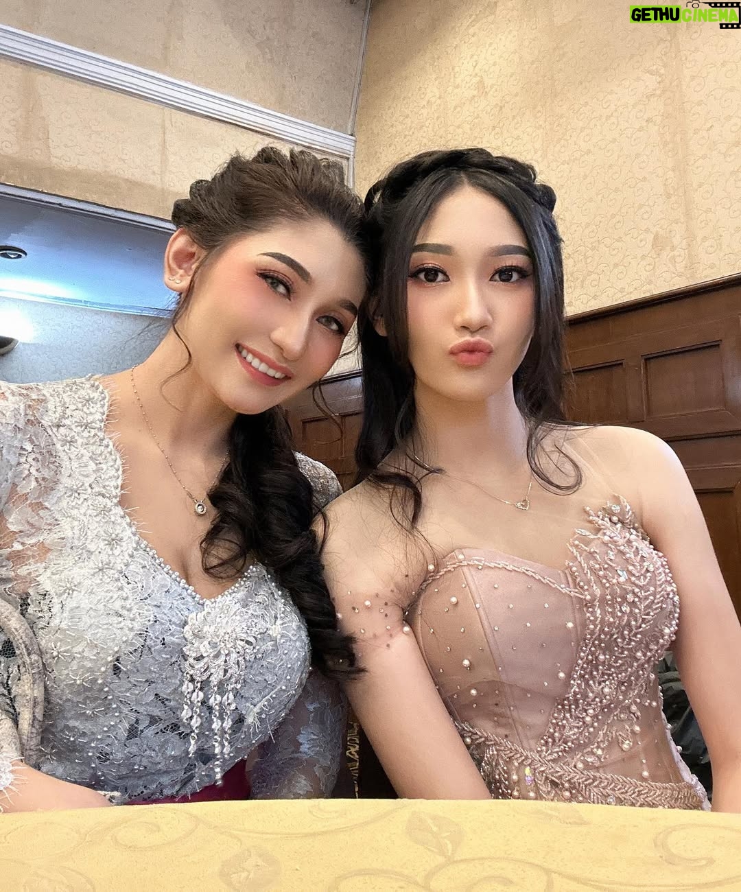 Baby Margaretha - 13.2K Likes - Ada tiga hal yang tidak bisa dipaksakan :
Hati, Takdir, Mandi...
#minime
#momanddaughter
#photogram
#graduationphoto