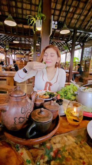 Baby Margaretha Instagram - Mampir dulu ke @buruanuyut Cikole Lembang sebelum Vacation ke Sariater 😋

Menu-menu Favorit aku nih ada Paket Nasi Liwet, Ikan Gurame Goreng, Tumis Asin Jambal Cabe Ijo, Tempe Mendoan, Jukut Goreng dan Sambal Dadak.

Untuk Minumannya ada Teh Poci Gula Batu, Es Kopi Susu Gula Aren, Smoothies Mangga , Berry's and Heavy Cream 😋
Buruan datang ke @buruanuyut 😍
Menu khas Sunda rasa Istimewa!! 

#BuruanUyut #kulinersunda #kulinerbandung #masakansunda #instafood #instadishes #instareels #babymargaretha #cikole #lembang#bandunghits #bandungplacetogo