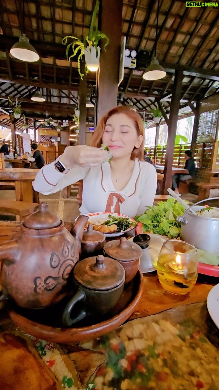 Baby Margaretha - 3 Likes - Mampir dulu ke @buruanuyut Cikole Lembang sebelum Vacation ke Sariater š
Menu-menu Favorit aku nih ada Paket Nasi Liwet, Ikan Gurame Goreng, Tumis Asin Jambal Cabe Ijo, Tempe Mendoan, Jukut Goreng dan Sambal Dadak.
Untuk Minumannya ada Teh Poci Gula Batu, Es Kopi Susu Gula Aren, Smoothies Mangga , Berry's and Heavy Cream š
Buruan datang ke @buruanuyut š
Menu khas Sunda rasa Istimewa!!
#BuruanUyut #kulinersunda #kulinerbandung #masakansunda #instafood #instadishes #instareels #babymargaretha #cikole #lembang#bandunghits #bandungplacetogo