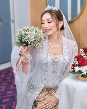 Baby Margaretha Instagram - Beautiful in White🤍

MUA @anneprima_makeup x @safalavienawedding 
Attire @safalavienawedding 
Hair Do @ayu_berindang 
Wardrobe @resshapratiwi18 
Photo @fael_photoart 

#BridalPhotoshoot #IndonesianWedding #makeuplook #traditionalwedding #makeupdetails #safalavienawedding #whitedress #photomodel #bridalmodel #indonesianmodel #babymargaretha #beautifulinwhite
