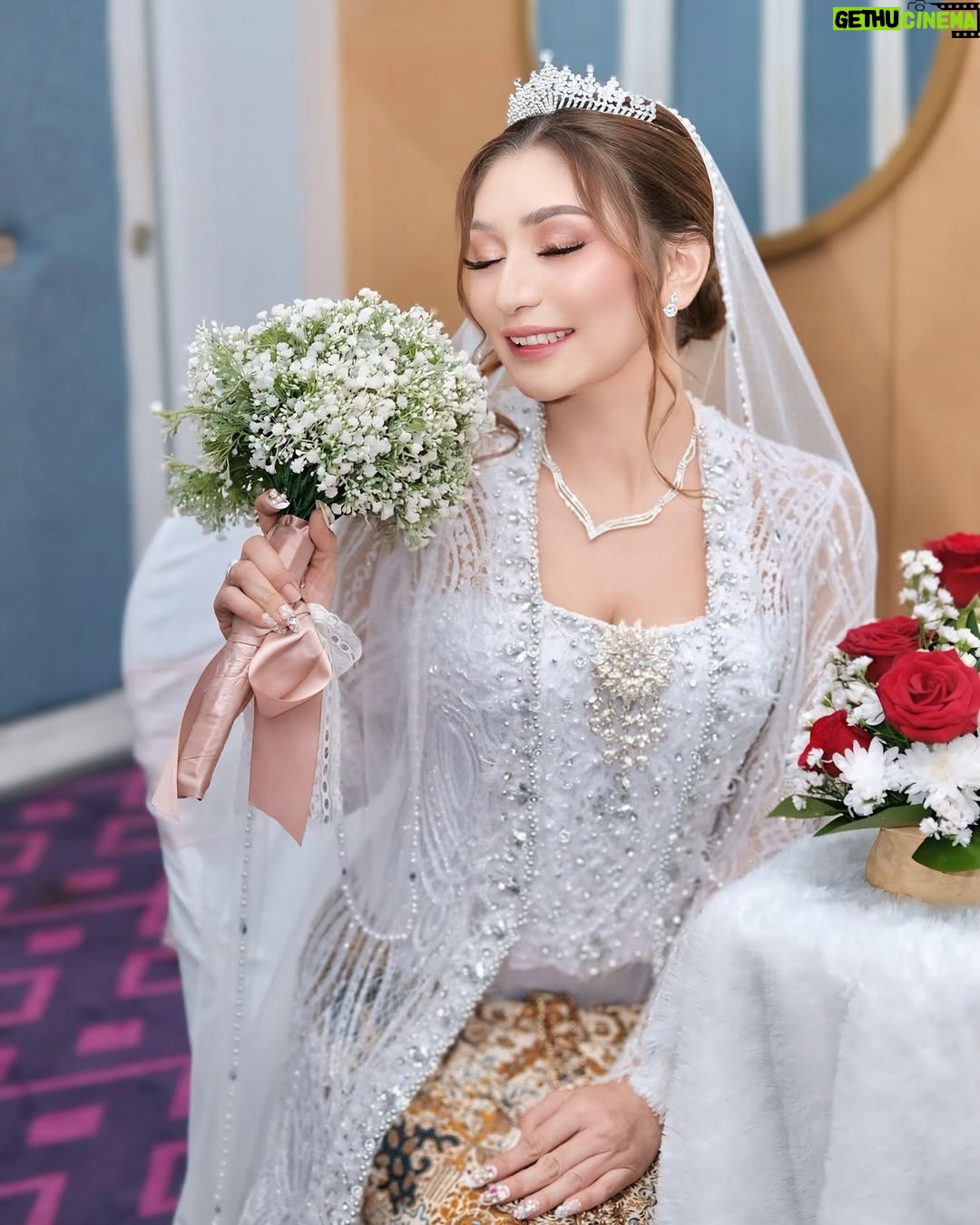 Baby Margaretha - 3 Likes - Beautiful in Whiteš¤
MUA @anneprima_makeup x @safalavienawedding
Attire @safalavienawedding
Hair Do @ayu_berindang
Wardrobe @resshapratiwi18
Photo @fael_photoart
#BridalPhotoshoot #IndonesianWedding #makeuplook #traditionalwedding #makeupdetails #safalavienawedding #whitedress #photomodel #bridalmodel #indonesianmodel #babymargaretha #beautifulinwhite