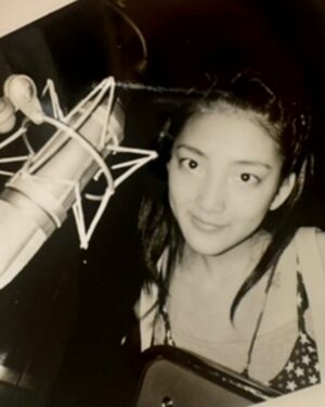Bada Instagram - 데뷰~💜10000 day🎂💜S.E.S.를 기억해주시고 축하해주신 모든 여러분들께 너무 감사해요💕
팬 여러분께 처음 인사드린지 벌써 만일이나 지났다니..,
진부한 표현이겠지만 ^^ 정말 시간이 화살 같아요🏹💘
팬 여러분과 함께했던 환상적인 저의 10000일은 그 누구와의 인생과도 바꿀수 없는 멋진 나날을 보냈어요 
우리가 모두 각자 어디에서 어떻게 살고있든 
저희 음악속에서 느꼈던 첫사랑 자유와 용기 
꿈결처럼 빛나는 희망을 늘 느끼며 당당히 살아가길
 진심으로 바라고 응원합니다✨🙏🏻✨
 긴 시간 여러분 곁에서 음악속에서 무대위 바다로 
살게해 주셔서 감사합니다 💜

#ses#바다 #bada#tomyses#감사합니다 #친구 #고마워