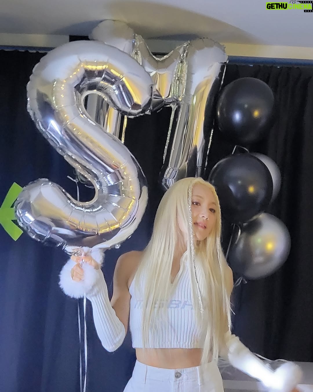 Bada - 13.1K Likes - 데뷰~💜10000 day🎂💜S.E.S.를 기억해주시고 축하해주신 모든 여러분들께 너무 감사해요💕
팬 여러분께 처음 인사드린지 벌써 만일이나 지났다니..,
진부한 표현이겠지만 ^^ 정말 시간이 화살 같아요🏹💘
팬 여러분과 함께했던 환상적인 저의 10000일은 그 누구와의 인생과도 바꿀수 없는 멋진 나날을 보냈어요
우리가 모두 각자 어디에서 어떻게 살고있든
저희 음악속에서 느꼈던 첫사랑 자유와 용기
꿈결처럼 빛나는 희망을 늘 느끼며 당당히 살아가길
진심으로 바라고 응원합니다✨🙏🏻✨
긴 시간 여러분 곁에서 음악속에서 무대위 바다로
살게해 주셔서 감사합니다 💜
#ses#바다 #bada#tomyses#감사합니다 #친구 #고마워