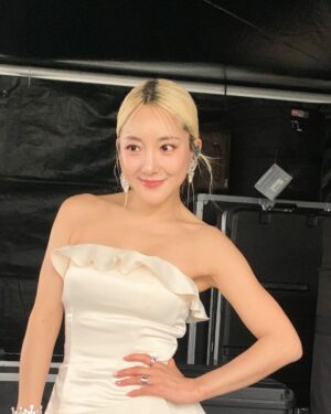 Bada Instagram - 데뷰~💜10000 day🎂💜S.E.S.를 기억해주시고 축하해주신 모든 여러분들께 너무 감사해요💕
팬 여러분께 처음 인사드린지 벌써 만일이나 지났다니..,
진부한 표현이겠지만 ^^ 정말 시간이 화살 같아요🏹💘
팬 여러분과 함께했던 환상적인 저의 10000일은 그 누구와의 인생과도 바꿀수 없는 멋진 나날을 보냈어요 
우리가 모두 각자 어디에서 어떻게 살고있든 
저희 음악속에서 느꼈던 첫사랑 자유와 용기 
꿈결처럼 빛나는 희망을 늘 느끼며 당당히 살아가길
 진심으로 바라고 응원합니다✨🙏🏻✨
 긴 시간 여러분 곁에서 음악속에서 무대위 바다로 
살게해 주셔서 감사합니다 💜

#ses#바다 #bada#tomyses#감사합니다 #친구 #고마워
