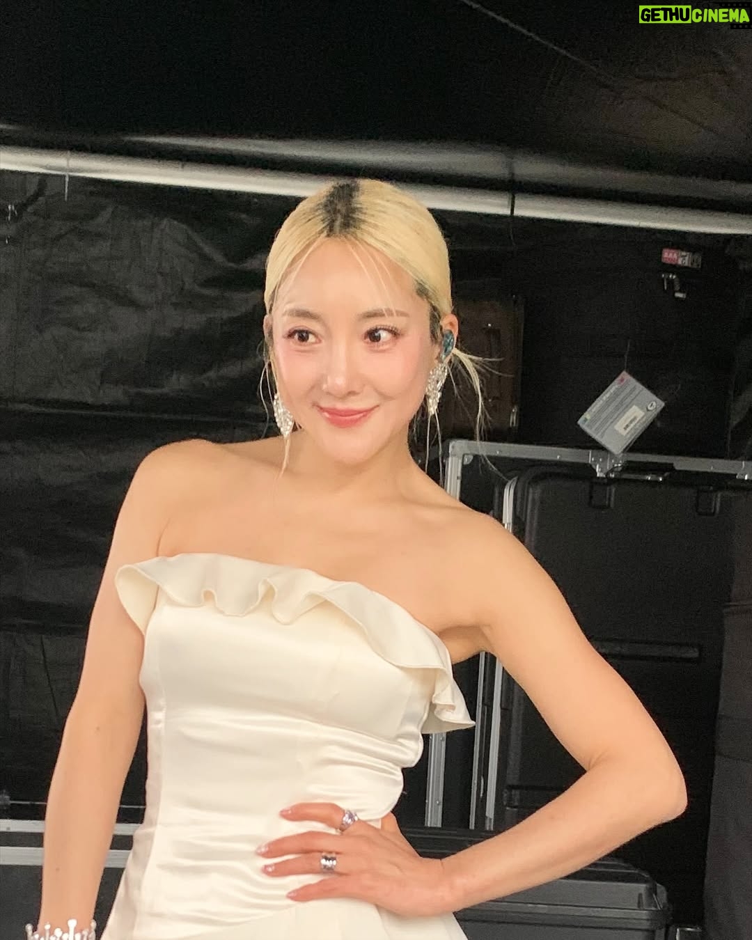 Bada - 13.1K Likes - 데뷰~💜10000 day🎂💜S.E.S.를 기억해주시고 축하해주신 모든 여러분들께 너무 감사해요💕
팬 여러분께 처음 인사드린지 벌써 만일이나 지났다니..,
진부한 표현이겠지만 ^^ 정말 시간이 화살 같아요🏹💘
팬 여러분과 함께했던 환상적인 저의 10000일은 그 누구와의 인생과도 바꿀수 없는 멋진 나날을 보냈어요
우리가 모두 각자 어디에서 어떻게 살고있든
저희 음악속에서 느꼈던 첫사랑 자유와 용기
꿈결처럼 빛나는 희망을 늘 느끼며 당당히 살아가길
진심으로 바라고 응원합니다✨🙏🏻✨
긴 시간 여러분 곁에서 음악속에서 무대위 바다로
살게해 주셔서 감사합니다 💜
#ses#바다 #bada#tomyses#감사합니다 #친구 #고마워