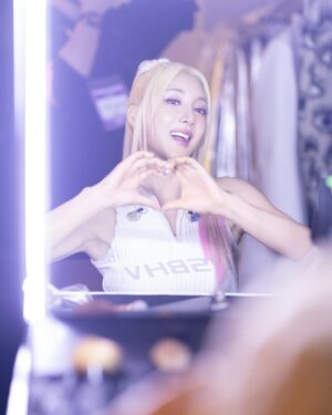 Bada Instagram - 데뷰~💜10000 day🎂💜S.E.S.를 기억해주시고 축하해주신 모든 여러분들께 너무 감사해요💕
팬 여러분께 처음 인사드린지 벌써 만일이나 지났다니..,
진부한 표현이겠지만 ^^ 정말 시간이 화살 같아요🏹💘
팬 여러분과 함께했던 환상적인 저의 10000일은 그 누구와의 인생과도 바꿀수 없는 멋진 나날을 보냈어요 
우리가 모두 각자 어디에서 어떻게 살고있든 
저희 음악속에서 느꼈던 첫사랑 자유와 용기 
꿈결처럼 빛나는 희망을 늘 느끼며 당당히 살아가길
 진심으로 바라고 응원합니다✨🙏🏻✨
 긴 시간 여러분 곁에서 음악속에서 무대위 바다로 
살게해 주셔서 감사합니다 💜

#ses#바다 #bada#tomyses#감사합니다 #친구 #고마워