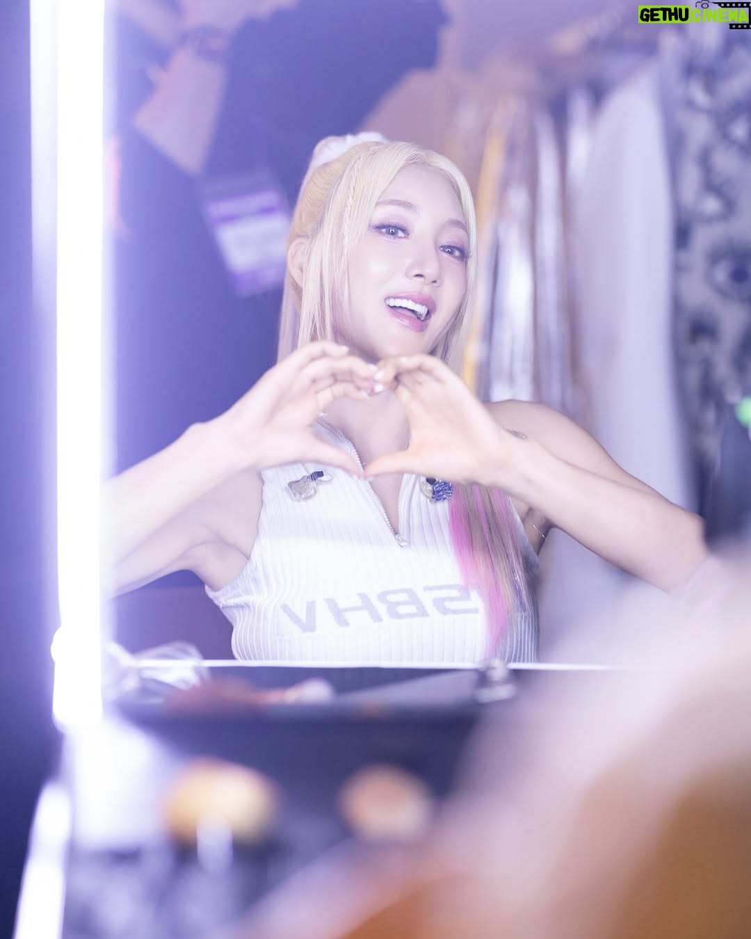 Bada - 13.1K Likes - 데뷰~💜10000 day🎂💜S.E.S.를 기억해주시고 축하해주신 모든 여러분들께 너무 감사해요💕
팬 여러분께 처음 인사드린지 벌써 만일이나 지났다니..,
진부한 표현이겠지만 ^^ 정말 시간이 화살 같아요🏹💘
팬 여러분과 함께했던 환상적인 저의 10000일은 그 누구와의 인생과도 바꿀수 없는 멋진 나날을 보냈어요
우리가 모두 각자 어디에서 어떻게 살고있든
저희 음악속에서 느꼈던 첫사랑 자유와 용기
꿈결처럼 빛나는 희망을 늘 느끼며 당당히 살아가길
진심으로 바라고 응원합니다✨🙏🏻✨
긴 시간 여러분 곁에서 음악속에서 무대위 바다로
살게해 주셔서 감사합니다 💜
#ses#바다 #bada#tomyses#감사합니다 #친구 #고마워