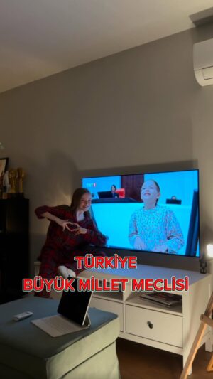 Bade Arazlı Instagram - Bu 23 Nisan’da televizyon tarihinde bir ilk olan Türkiye Büyük Millet Meclisi’nde konuşma yapma fırsatını bana veren kanalımız TRT1’e, dizimiz Gönül Dağı’na ve sevgili yapımcımız Ferhat Eşsiz’e çok teşekkür ederim ♥️
Mustafa Kemal Atatürk’ün biz çocuklara armağan ettiği 23 Nisan Ulusal Egemenlik ve Çocuk Bayramımız Kutlu Olsun 🇹🇷
#23Nisan #23nisanulusalegemenlikveçocukbayramı #trt1 #trt1dizi #trtdizi #turkdizi #gönüldağı #badearazlı #cocukoyuncu #çocukoyuncu #türkiyebüyükmilletmeclisi #atatürk #mustafakemal #mustafakemalatatürk #türkoyuncu #köprüfilm #oyuncu #çocukbayramı