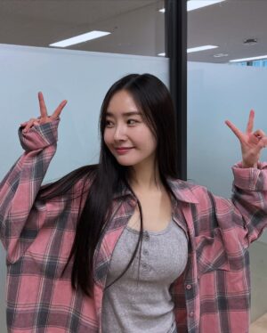Bae Woo-hee Instagram - 해피하고 사랑스러운 사람들과 함께💗