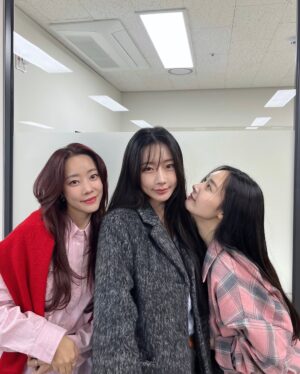 Bae Woo-hee Instagram - 해피하고 사랑스러운 사람들과 함께💗