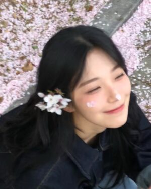 Baek Ji-heon Instagram - 사월🌸