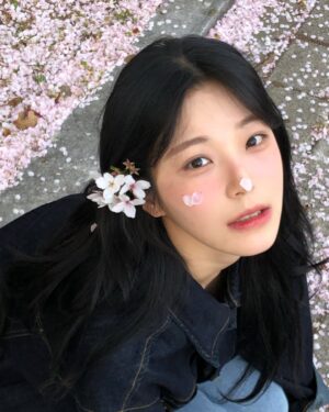 Baek Ji-heon Instagram - 사월🌸