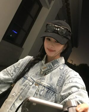 Bai Lu Instagram - 🌻