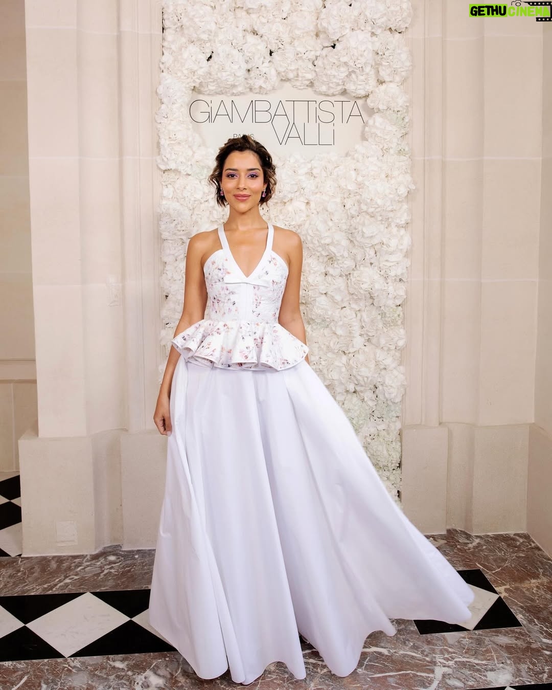 Balqees Ahmed Fathi - 34.5K Likes - Dreaming with @giambattistavalliparis 🌸 
Thank you @giambattistavalli for having me 🤍

Stylist: @cedrichaddad 
Makeup: @bexbeautyofficial 
Hair: @ilhammestour 
Photo Credits: @karlphotography 
Video: @mario_capozzoli_ 

#Balqees #بلقيس #بلقيس_فتحي