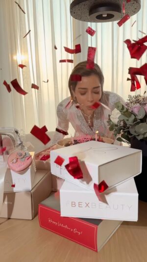 Balqees Ahmed Fathi Instagram - احتفل اليوم بمرور أربع سنوات على إطلاق علامتي التجارية @bexbeautyofficial وبهذه المناسبة اهدي متابعيني ٤ هدايا وراح يتم السحب في يوم ٢٢ اكتوبر القادم ❤️
Follow @bexbeautyskin
Follow @bexbeautyofficial
Follow @balqeesfathi
SAVE and SHARE this post
Mention 4 of your friends 🎉💥❤️😍
I LOVE YOU ALL