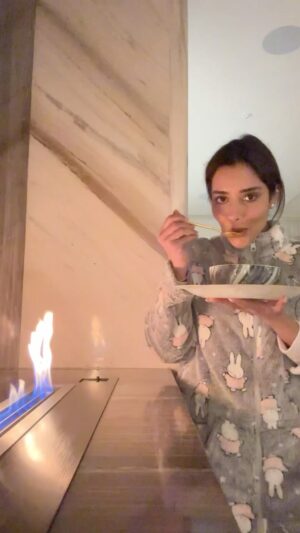 Balqees Ahmed Fathi Instagram - شوربة الحريرة #المغربية 🇲🇦 بس على طريقتي سميتها "حريرة فيوجن"
شوفوا الطريقة وجربوها واكيد راح تعجبكم
وجبة كاملة متكاملة وأحلى سحور خفيف لطيف وانتظروا مني فيديو عن وصفتي في صنع الخمير #اليمني 😍
#بلقيس #balqees #بلقيس_فتحي #المغرب #مطبخ #اكل