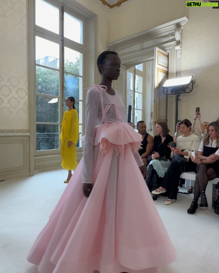 Balqees Ahmed Fathi - 34.5K Likes - Dreaming with @giambattistavalliparis 🌸 
Thank you @giambattistavalli for having me 🤍

Stylist: @cedrichaddad 
Makeup: @bexbeautyofficial 
Hair: @ilhammestour 
Photo Credits: @karlphotography 
Video: @mario_capozzoli_ 

#Balqees #بلقيس #بلقيس_فتحي