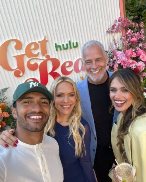 Barbara Alyn Woods Instagram - Finally!!! Someone who understands the art of posing 💖 @officialvannawhite 💖 THANK YOU @hulu for getting real!
#hulugetsreal