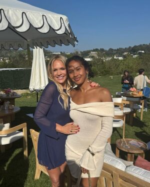 Barbara Alyn Woods Instagram - Finally!!! Someone who understands the art of posing 💖 @officialvannawhite 💖 THANK YOU @hulu for getting real!
#hulugetsreal