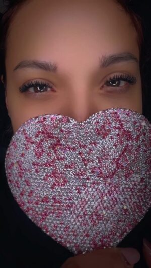Barbara Lune Instagram - 🌸🌼 Une pose WET LOOK ( effet mouillé ) pour  ma magnifique @barbaralune_officiel 🌼🌸 Vous pouvez observer les deux points noirs au dessus de là paupière ,  c’est un repère pour placer la longueur entre les deux points ,  chaque  morphologie est différente c’est pourquoi il est important d’étudier et d’analyser  le regard et la forme d’œil de votre cliente , ici j’ai opté pour un mapping avec des tailles courtes en coin interne et externe  et  légèrement plus long entre ces fameux points noirs , ce qui a permis d’ouvrir le magnifique regard de ma belle Barbara 🥰  merci pour ta confiance comme toujours 🫶💖🫶 @nudelasheslondon  #nudelasheslondon  #extensionsdecils #cils #lashes #cilsacils #volumerusse #cilacil #eyelashes #extensiondecils #beauty #lash #lashesextension #lashartist #lashaddict #lashextensions #saintmaximinlasaintebaume #lashesonfleek #lashmaker #eyelashextensions #russianvolume #eyes #cil #brignoles #beaute #extensionsdecils83 #rehaussementdecils #nails #love #eyelash #leval83143