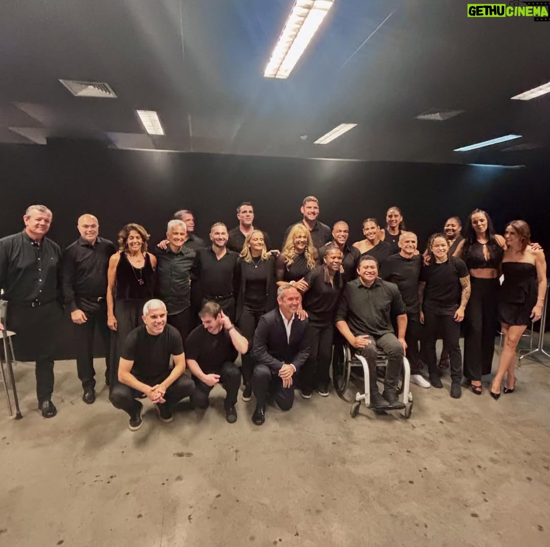 Beatriz Ferreira - 3.1K Likes - Ontem foi o aniversário de 60 anos da @tvglobo, e eu pude estar presente e compartilhar esse momento com diversos atletas que são inspiração e motivo de orgulho para mim. Estar ali com tantos atores e apresentadores que admiro, e que cresci acompanhando e vendo o trabalho, foi surreal. A noite de ontem foi incrível!
Fiquei muito feliz por receber tanto carinho e por ter sido convidada para esse momento. Espero que seja o primeiro de muitos. Sei o quanto isso foi importante não só para mim, mas também para o meu esporte, por estar sendo representado.
Só tenho a agradecer. Muito obrigada, TV Globo! Muito obrigada a todos que contribuíram para que eu pudesse estar lá.
#tvglobo #60anosglobo #redeglobo #maetonaglobo