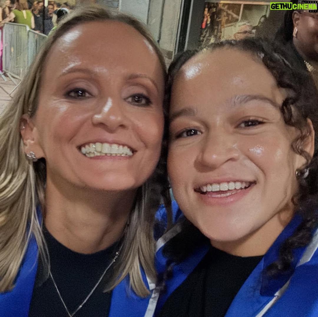 Beatriz Ferreira - 3.1K Likes - Ontem foi o aniversário de 60 anos da @tvglobo, e eu pude estar presente e compartilhar esse momento com diversos atletas que são inspiração e motivo de orgulho para mim. Estar ali com tantos atores e apresentadores que admiro, e que cresci acompanhando e vendo o trabalho, foi surreal. A noite de ontem foi incrível!
Fiquei muito feliz por receber tanto carinho e por ter sido convidada para esse momento. Espero que seja o primeiro de muitos. Sei o quanto isso foi importante não só para mim, mas também para o meu esporte, por estar sendo representado.
Só tenho a agradecer. Muito obrigada, TV Globo! Muito obrigada a todos que contribuíram para que eu pudesse estar lá.
#tvglobo #60anosglobo #redeglobo #maetonaglobo