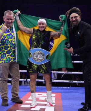 Beatriz Ferreira Instagram - Hoje faz um ano que me tornei campeã mundial no profissional!

Uma data que ficou marcada pra sempre na minha história.

Foi em Liverpool, na terra dos Beatles, que vivi uma das noites mais especiais da minha carreira. Minha primeira vez na cidade, onde também pude visitar uma ONG e interagir com as crianças — uma experiência única, dentro e fora do ringue.

Nesse um ano, já defendi o título uma vez e iniciei a preparação para a segunda defesa.

Essa conquista foi muito emocionante, em meio a uma nova aventura, novos compromissos e novas metas.

Tenho muito orgulho de tudo o que venho construindo, da minha dedicação ao boxe profissional e, principalmente, de toda a equipe que trabalha comigo.

Nenhum campeão é campeão sozinho, se eu conquistei esse título, é porque muita gente batalha junto comigo, com o mesmo objetivo!

Esse cinturão é nosso! E espero fazer muitas defesas ainda. Não sei dizer o que é mais difícil, conquistar ou defender 😂, mas seguimos na briga, sempre representando. 

Quem sabe logo vem mais um cinturão pra fazer companhia a esse?

Mas esse aqui, sem dúvidas, é o mais especial. ❤️🇧🇷

#BiaFerreira #BoxingBrasil #Nike #Sudesb #BolsaAtleta #TimeBrasil #CBBoxe #MarinhaDoBrasil