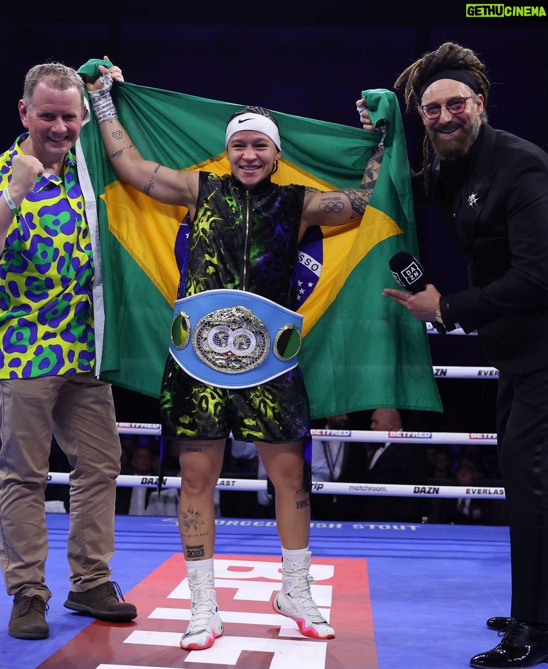 Beatriz Ferreira - 4.9K Likes - Hoje faz um ano que me tornei campeã mundial no profissional!
Uma data que ficou marcada pra sempre na minha história.
Foi em Liverpool, na terra dos Beatles, que vivi uma das noites mais especiais da minha carreira. Minha primeira vez na cidade, onde também pude visitar uma ONG e interagir com as crianças — uma experiência única, dentro e fora do ringue.
Nesse um ano, já defendi o título uma vez e iniciei a preparação para a segunda defesa.
Essa conquista foi muito emocionante, em meio a uma nova aventura, novos compromissos e novas metas.
Tenho muito orgulho de tudo o que venho construindo, da minha dedicação ao boxe profissional e, principalmente, de toda a equipe que trabalha comigo.
Nenhum campeão é campeão sozinho, se eu conquistei esse título, é porque muita gente batalha junto comigo, com o mesmo objetivo!
Esse cinturão é nosso! E espero fazer muitas defesas ainda. Não sei dizer o que é mais difícil, conquistar ou defender 😂, mas seguimos na briga, sempre representando.
Quem sabe logo vem mais um cinturão pra fazer companhia a esse?
Mas esse aqui, sem dúvidas, é o mais especial. ❤️🇧🇷
#BiaFerreira #BoxingBrasil #Nike #Sudesb #BolsaAtleta #TimeBrasil #CBBoxe #MarinhaDoBrasil