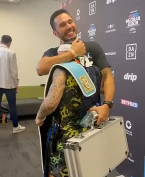 Beatriz Ferreira Instagram - Hoje faz um ano que me tornei campeã mundial no profissional!

Uma data que ficou marcada pra sempre na minha história.

Foi em Liverpool, na terra dos Beatles, que vivi uma das noites mais especiais da minha carreira. Minha primeira vez na cidade, onde também pude visitar uma ONG e interagir com as crianças — uma experiência única, dentro e fora do ringue.

Nesse um ano, já defendi o título uma vez e iniciei a preparação para a segunda defesa.

Essa conquista foi muito emocionante, em meio a uma nova aventura, novos compromissos e novas metas.

Tenho muito orgulho de tudo o que venho construindo, da minha dedicação ao boxe profissional e, principalmente, de toda a equipe que trabalha comigo.

Nenhum campeão é campeão sozinho, se eu conquistei esse título, é porque muita gente batalha junto comigo, com o mesmo objetivo!

Esse cinturão é nosso! E espero fazer muitas defesas ainda. Não sei dizer o que é mais difícil, conquistar ou defender 😂, mas seguimos na briga, sempre representando. 

Quem sabe logo vem mais um cinturão pra fazer companhia a esse?

Mas esse aqui, sem dúvidas, é o mais especial. ❤️🇧🇷

#BiaFerreira #BoxingBrasil #Nike #Sudesb #BolsaAtleta #TimeBrasil #CBBoxe #MarinhaDoBrasil