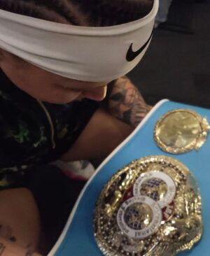 Beatriz Ferreira Instagram - Hoje faz um ano que me tornei campeã mundial no profissional!

Uma data que ficou marcada pra sempre na minha história.

Foi em Liverpool, na terra dos Beatles, que vivi uma das noites mais especiais da minha carreira. Minha primeira vez na cidade, onde também pude visitar uma ONG e interagir com as crianças — uma experiência única, dentro e fora do ringue.

Nesse um ano, já defendi o título uma vez e iniciei a preparação para a segunda defesa.

Essa conquista foi muito emocionante, em meio a uma nova aventura, novos compromissos e novas metas.

Tenho muito orgulho de tudo o que venho construindo, da minha dedicação ao boxe profissional e, principalmente, de toda a equipe que trabalha comigo.

Nenhum campeão é campeão sozinho, se eu conquistei esse título, é porque muita gente batalha junto comigo, com o mesmo objetivo!

Esse cinturão é nosso! E espero fazer muitas defesas ainda. Não sei dizer o que é mais difícil, conquistar ou defender 😂, mas seguimos na briga, sempre representando. 

Quem sabe logo vem mais um cinturão pra fazer companhia a esse?

Mas esse aqui, sem dúvidas, é o mais especial. ❤️🇧🇷

#BiaFerreira #BoxingBrasil #Nike #Sudesb #BolsaAtleta #TimeBrasil #CBBoxe #MarinhaDoBrasil
