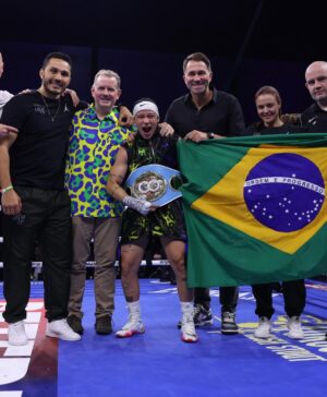 Beatriz Ferreira Instagram - Hoje faz um ano que me tornei campeã mundial no profissional!

Uma data que ficou marcada pra sempre na minha história.

Foi em Liverpool, na terra dos Beatles, que vivi uma das noites mais especiais da minha carreira. Minha primeira vez na cidade, onde também pude visitar uma ONG e interagir com as crianças — uma experiência única, dentro e fora do ringue.

Nesse um ano, já defendi o título uma vez e iniciei a preparação para a segunda defesa.

Essa conquista foi muito emocionante, em meio a uma nova aventura, novos compromissos e novas metas.

Tenho muito orgulho de tudo o que venho construindo, da minha dedicação ao boxe profissional e, principalmente, de toda a equipe que trabalha comigo.

Nenhum campeão é campeão sozinho, se eu conquistei esse título, é porque muita gente batalha junto comigo, com o mesmo objetivo!

Esse cinturão é nosso! E espero fazer muitas defesas ainda. Não sei dizer o que é mais difícil, conquistar ou defender 😂, mas seguimos na briga, sempre representando. 

Quem sabe logo vem mais um cinturão pra fazer companhia a esse?

Mas esse aqui, sem dúvidas, é o mais especial. ❤️🇧🇷

#BiaFerreira #BoxingBrasil #Nike #Sudesb #BolsaAtleta #TimeBrasil #CBBoxe #MarinhaDoBrasil