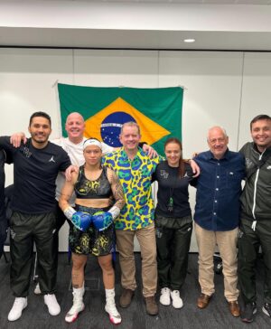 Beatriz Ferreira Instagram - Hoje faz um ano que me tornei campeã mundial no profissional!

Uma data que ficou marcada pra sempre na minha história.

Foi em Liverpool, na terra dos Beatles, que vivi uma das noites mais especiais da minha carreira. Minha primeira vez na cidade, onde também pude visitar uma ONG e interagir com as crianças — uma experiência única, dentro e fora do ringue.

Nesse um ano, já defendi o título uma vez e iniciei a preparação para a segunda defesa.

Essa conquista foi muito emocionante, em meio a uma nova aventura, novos compromissos e novas metas.

Tenho muito orgulho de tudo o que venho construindo, da minha dedicação ao boxe profissional e, principalmente, de toda a equipe que trabalha comigo.

Nenhum campeão é campeão sozinho, se eu conquistei esse título, é porque muita gente batalha junto comigo, com o mesmo objetivo!

Esse cinturão é nosso! E espero fazer muitas defesas ainda. Não sei dizer o que é mais difícil, conquistar ou defender 😂, mas seguimos na briga, sempre representando. 

Quem sabe logo vem mais um cinturão pra fazer companhia a esse?

Mas esse aqui, sem dúvidas, é o mais especial. ❤️🇧🇷

#BiaFerreira #BoxingBrasil #Nike #Sudesb #BolsaAtleta #TimeBrasil #CBBoxe #MarinhaDoBrasil