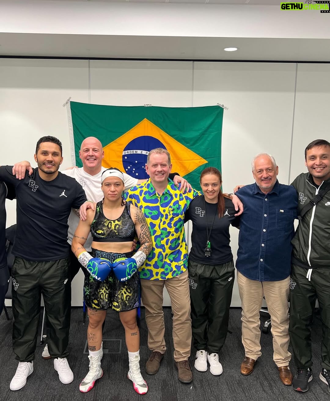 Beatriz Ferreira - 4.9K Likes - Hoje faz um ano que me tornei campeã mundial no profissional!
Uma data que ficou marcada pra sempre na minha história.
Foi em Liverpool, na terra dos Beatles, que vivi uma das noites mais especiais da minha carreira. Minha primeira vez na cidade, onde também pude visitar uma ONG e interagir com as crianças — uma experiência única, dentro e fora do ringue.
Nesse um ano, já defendi o título uma vez e iniciei a preparação para a segunda defesa.
Essa conquista foi muito emocionante, em meio a uma nova aventura, novos compromissos e novas metas.
Tenho muito orgulho de tudo o que venho construindo, da minha dedicação ao boxe profissional e, principalmente, de toda a equipe que trabalha comigo.
Nenhum campeão é campeão sozinho, se eu conquistei esse título, é porque muita gente batalha junto comigo, com o mesmo objetivo!
Esse cinturão é nosso! E espero fazer muitas defesas ainda. Não sei dizer o que é mais difícil, conquistar ou defender 😂, mas seguimos na briga, sempre representando.
Quem sabe logo vem mais um cinturão pra fazer companhia a esse?
Mas esse aqui, sem dúvidas, é o mais especial. ❤️🇧🇷
#BiaFerreira #BoxingBrasil #Nike #Sudesb #BolsaAtleta #TimeBrasil #CBBoxe #MarinhaDoBrasil