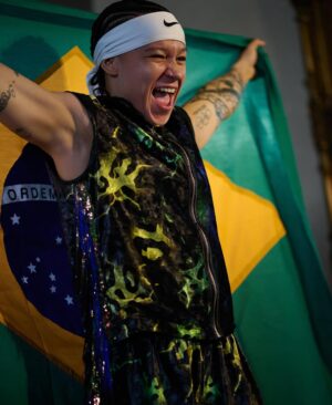 Beatriz Ferreira Instagram - Hoje faz um ano que me tornei campeã mundial no profissional!

Uma data que ficou marcada pra sempre na minha história.

Foi em Liverpool, na terra dos Beatles, que vivi uma das noites mais especiais da minha carreira. Minha primeira vez na cidade, onde também pude visitar uma ONG e interagir com as crianças — uma experiência única, dentro e fora do ringue.

Nesse um ano, já defendi o título uma vez e iniciei a preparação para a segunda defesa.

Essa conquista foi muito emocionante, em meio a uma nova aventura, novos compromissos e novas metas.

Tenho muito orgulho de tudo o que venho construindo, da minha dedicação ao boxe profissional e, principalmente, de toda a equipe que trabalha comigo.

Nenhum campeão é campeão sozinho, se eu conquistei esse título, é porque muita gente batalha junto comigo, com o mesmo objetivo!

Esse cinturão é nosso! E espero fazer muitas defesas ainda. Não sei dizer o que é mais difícil, conquistar ou defender 😂, mas seguimos na briga, sempre representando. 

Quem sabe logo vem mais um cinturão pra fazer companhia a esse?

Mas esse aqui, sem dúvidas, é o mais especial. ❤️🇧🇷

#BiaFerreira #BoxingBrasil #Nike #Sudesb #BolsaAtleta #TimeBrasil #CBBoxe #MarinhaDoBrasil