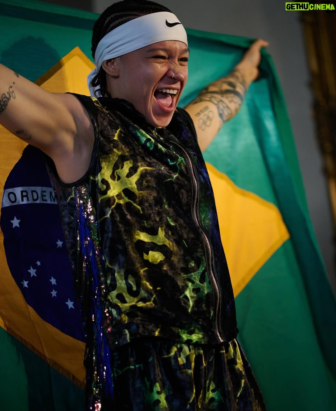 Beatriz Ferreira - 4.9K Likes - Hoje faz um ano que me tornei campeã mundial no profissional!
Uma data que ficou marcada pra sempre na minha história.
Foi em Liverpool, na terra dos Beatles, que vivi uma das noites mais especiais da minha carreira. Minha primeira vez na cidade, onde também pude visitar uma ONG e interagir com as crianças — uma experiência única, dentro e fora do ringue.
Nesse um ano, já defendi o título uma vez e iniciei a preparação para a segunda defesa.
Essa conquista foi muito emocionante, em meio a uma nova aventura, novos compromissos e novas metas.
Tenho muito orgulho de tudo o que venho construindo, da minha dedicação ao boxe profissional e, principalmente, de toda a equipe que trabalha comigo.
Nenhum campeão é campeão sozinho, se eu conquistei esse título, é porque muita gente batalha junto comigo, com o mesmo objetivo!
Esse cinturão é nosso! E espero fazer muitas defesas ainda. Não sei dizer o que é mais difícil, conquistar ou defender 😂, mas seguimos na briga, sempre representando.
Quem sabe logo vem mais um cinturão pra fazer companhia a esse?
Mas esse aqui, sem dúvidas, é o mais especial. ❤️🇧🇷
#BiaFerreira #BoxingBrasil #Nike #Sudesb #BolsaAtleta #TimeBrasil #CBBoxe #MarinhaDoBrasil