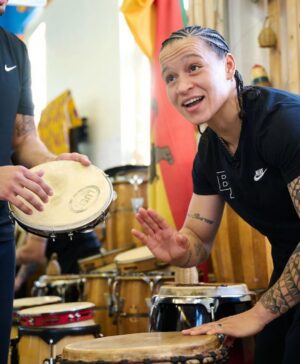 Beatriz Ferreira Instagram - Hoje faz um ano que me tornei campeã mundial no profissional!

Uma data que ficou marcada pra sempre na minha história.

Foi em Liverpool, na terra dos Beatles, que vivi uma das noites mais especiais da minha carreira. Minha primeira vez na cidade, onde também pude visitar uma ONG e interagir com as crianças — uma experiência única, dentro e fora do ringue.

Nesse um ano, já defendi o título uma vez e iniciei a preparação para a segunda defesa.

Essa conquista foi muito emocionante, em meio a uma nova aventura, novos compromissos e novas metas.

Tenho muito orgulho de tudo o que venho construindo, da minha dedicação ao boxe profissional e, principalmente, de toda a equipe que trabalha comigo.

Nenhum campeão é campeão sozinho, se eu conquistei esse título, é porque muita gente batalha junto comigo, com o mesmo objetivo!

Esse cinturão é nosso! E espero fazer muitas defesas ainda. Não sei dizer o que é mais difícil, conquistar ou defender 😂, mas seguimos na briga, sempre representando. 

Quem sabe logo vem mais um cinturão pra fazer companhia a esse?

Mas esse aqui, sem dúvidas, é o mais especial. ❤️🇧🇷

#BiaFerreira #BoxingBrasil #Nike #Sudesb #BolsaAtleta #TimeBrasil #CBBoxe #MarinhaDoBrasil