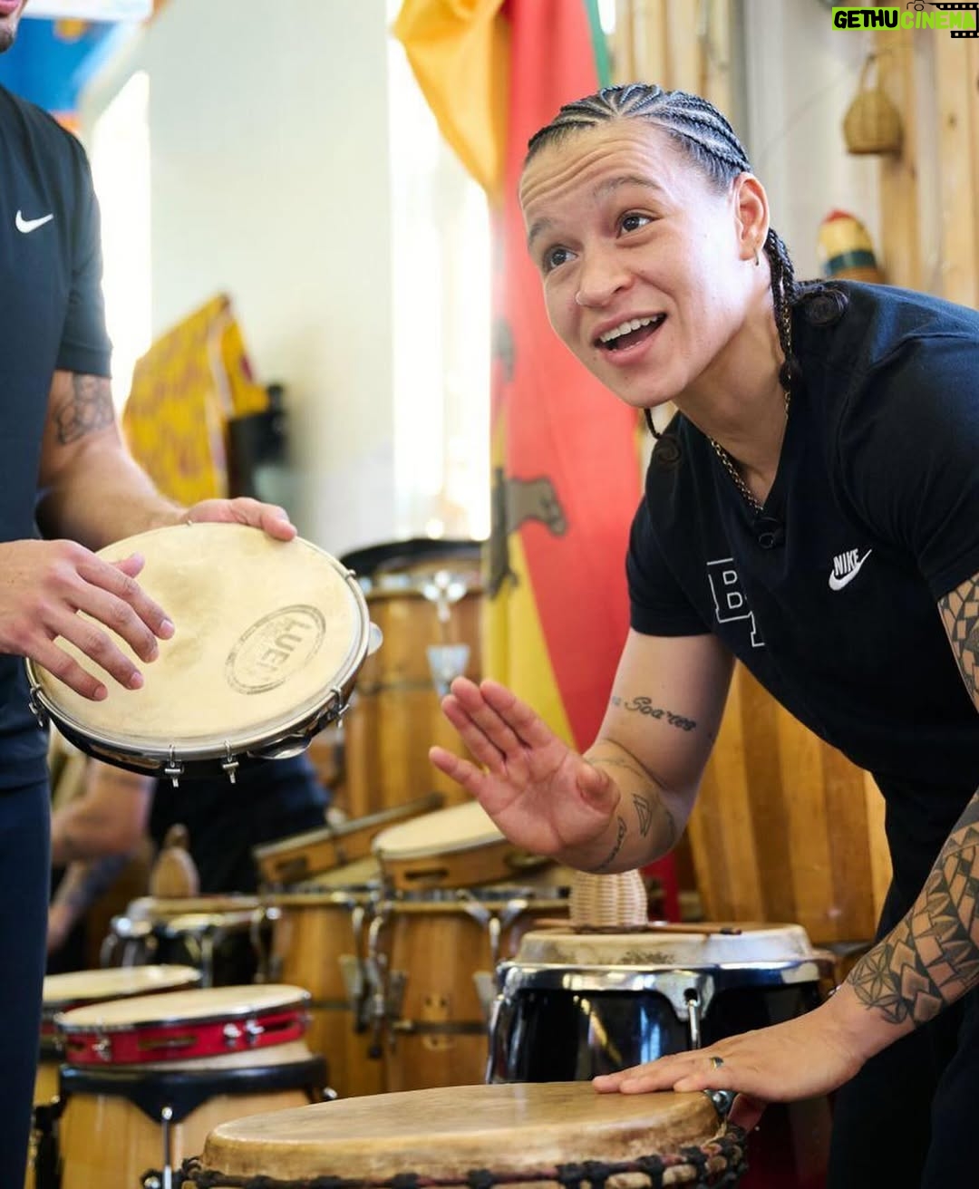 Beatriz Ferreira - 4.9K Likes - Hoje faz um ano que me tornei campeã mundial no profissional!
Uma data que ficou marcada pra sempre na minha história.
Foi em Liverpool, na terra dos Beatles, que vivi uma das noites mais especiais da minha carreira. Minha primeira vez na cidade, onde também pude visitar uma ONG e interagir com as crianças — uma experiência única, dentro e fora do ringue.
Nesse um ano, já defendi o título uma vez e iniciei a preparação para a segunda defesa.
Essa conquista foi muito emocionante, em meio a uma nova aventura, novos compromissos e novas metas.
Tenho muito orgulho de tudo o que venho construindo, da minha dedicação ao boxe profissional e, principalmente, de toda a equipe que trabalha comigo.
Nenhum campeão é campeão sozinho, se eu conquistei esse título, é porque muita gente batalha junto comigo, com o mesmo objetivo!
Esse cinturão é nosso! E espero fazer muitas defesas ainda. Não sei dizer o que é mais difícil, conquistar ou defender 😂, mas seguimos na briga, sempre representando.
Quem sabe logo vem mais um cinturão pra fazer companhia a esse?
Mas esse aqui, sem dúvidas, é o mais especial. ❤️🇧🇷
#BiaFerreira #BoxingBrasil #Nike #Sudesb #BolsaAtleta #TimeBrasil #CBBoxe #MarinhaDoBrasil