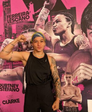 Beatriz Ferreira Instagram - Hoje faz um ano que me tornei campeã mundial no profissional!

Uma data que ficou marcada pra sempre na minha história.

Foi em Liverpool, na terra dos Beatles, que vivi uma das noites mais especiais da minha carreira. Minha primeira vez na cidade, onde também pude visitar uma ONG e interagir com as crianças — uma experiência única, dentro e fora do ringue.

Nesse um ano, já defendi o título uma vez e iniciei a preparação para a segunda defesa.

Essa conquista foi muito emocionante, em meio a uma nova aventura, novos compromissos e novas metas.

Tenho muito orgulho de tudo o que venho construindo, da minha dedicação ao boxe profissional e, principalmente, de toda a equipe que trabalha comigo.

Nenhum campeão é campeão sozinho, se eu conquistei esse título, é porque muita gente batalha junto comigo, com o mesmo objetivo!

Esse cinturão é nosso! E espero fazer muitas defesas ainda. Não sei dizer o que é mais difícil, conquistar ou defender 😂, mas seguimos na briga, sempre representando. 

Quem sabe logo vem mais um cinturão pra fazer companhia a esse?

Mas esse aqui, sem dúvidas, é o mais especial. ❤️🇧🇷

#BiaFerreira #BoxingBrasil #Nike #Sudesb #BolsaAtleta #TimeBrasil #CBBoxe #MarinhaDoBrasil