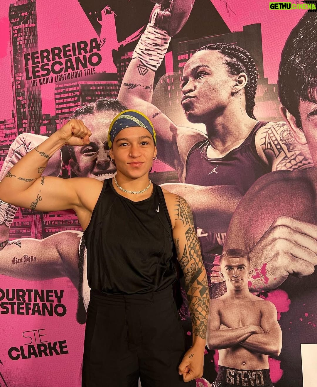 Beatriz Ferreira - 4.9K Likes - Hoje faz um ano que me tornei campeã mundial no profissional!
Uma data que ficou marcada pra sempre na minha história.
Foi em Liverpool, na terra dos Beatles, que vivi uma das noites mais especiais da minha carreira. Minha primeira vez na cidade, onde também pude visitar uma ONG e interagir com as crianças — uma experiência única, dentro e fora do ringue.
Nesse um ano, já defendi o título uma vez e iniciei a preparação para a segunda defesa.
Essa conquista foi muito emocionante, em meio a uma nova aventura, novos compromissos e novas metas.
Tenho muito orgulho de tudo o que venho construindo, da minha dedicação ao boxe profissional e, principalmente, de toda a equipe que trabalha comigo.
Nenhum campeão é campeão sozinho, se eu conquistei esse título, é porque muita gente batalha junto comigo, com o mesmo objetivo!
Esse cinturão é nosso! E espero fazer muitas defesas ainda. Não sei dizer o que é mais difícil, conquistar ou defender 😂, mas seguimos na briga, sempre representando.
Quem sabe logo vem mais um cinturão pra fazer companhia a esse?
Mas esse aqui, sem dúvidas, é o mais especial. ❤️🇧🇷
#BiaFerreira #BoxingBrasil #Nike #Sudesb #BolsaAtleta #TimeBrasil #CBBoxe #MarinhaDoBrasil