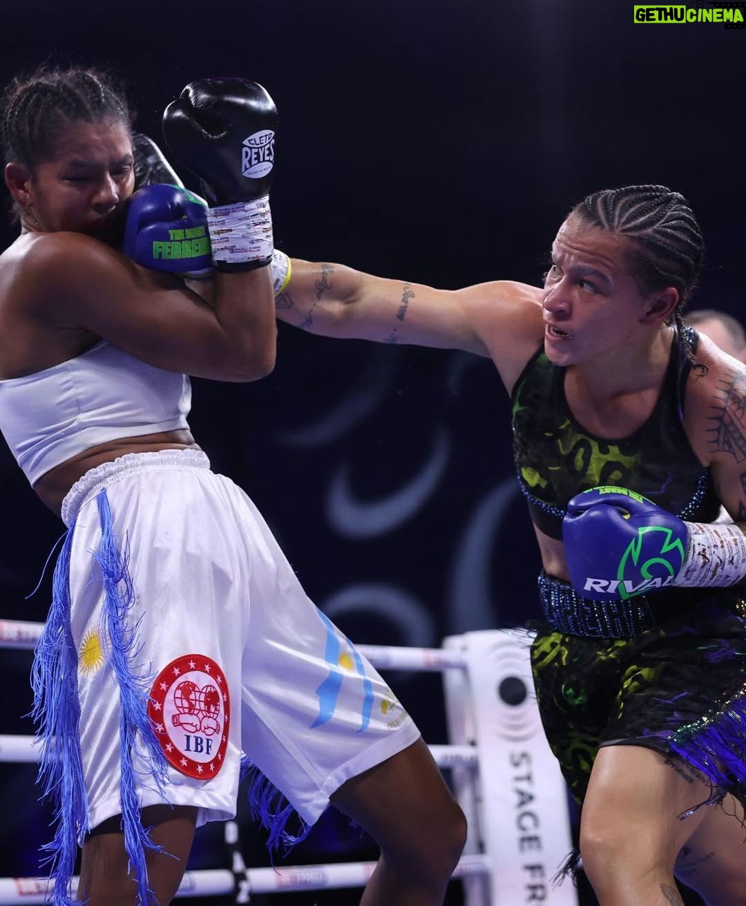 Beatriz Ferreira - 4.9K Likes - Hoje faz um ano que me tornei campeã mundial no profissional!
Uma data que ficou marcada pra sempre na minha história.
Foi em Liverpool, na terra dos Beatles, que vivi uma das noites mais especiais da minha carreira. Minha primeira vez na cidade, onde também pude visitar uma ONG e interagir com as crianças — uma experiência única, dentro e fora do ringue.
Nesse um ano, já defendi o título uma vez e iniciei a preparação para a segunda defesa.
Essa conquista foi muito emocionante, em meio a uma nova aventura, novos compromissos e novas metas.
Tenho muito orgulho de tudo o que venho construindo, da minha dedicação ao boxe profissional e, principalmente, de toda a equipe que trabalha comigo.
Nenhum campeão é campeão sozinho, se eu conquistei esse título, é porque muita gente batalha junto comigo, com o mesmo objetivo!
Esse cinturão é nosso! E espero fazer muitas defesas ainda. Não sei dizer o que é mais difícil, conquistar ou defender 😂, mas seguimos na briga, sempre representando.
Quem sabe logo vem mais um cinturão pra fazer companhia a esse?
Mas esse aqui, sem dúvidas, é o mais especial. ❤️🇧🇷
#BiaFerreira #BoxingBrasil #Nike #Sudesb #BolsaAtleta #TimeBrasil #CBBoxe #MarinhaDoBrasil